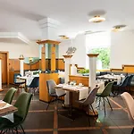 Qu Hotel, Trademark Collection By Wyndham 4*