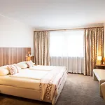 Hotel Qu Hotel, Trademark Collection By Wyndham 4*