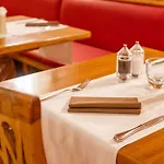 Qu Hotel, Trademark Collection By Wyndham Hotel 4*